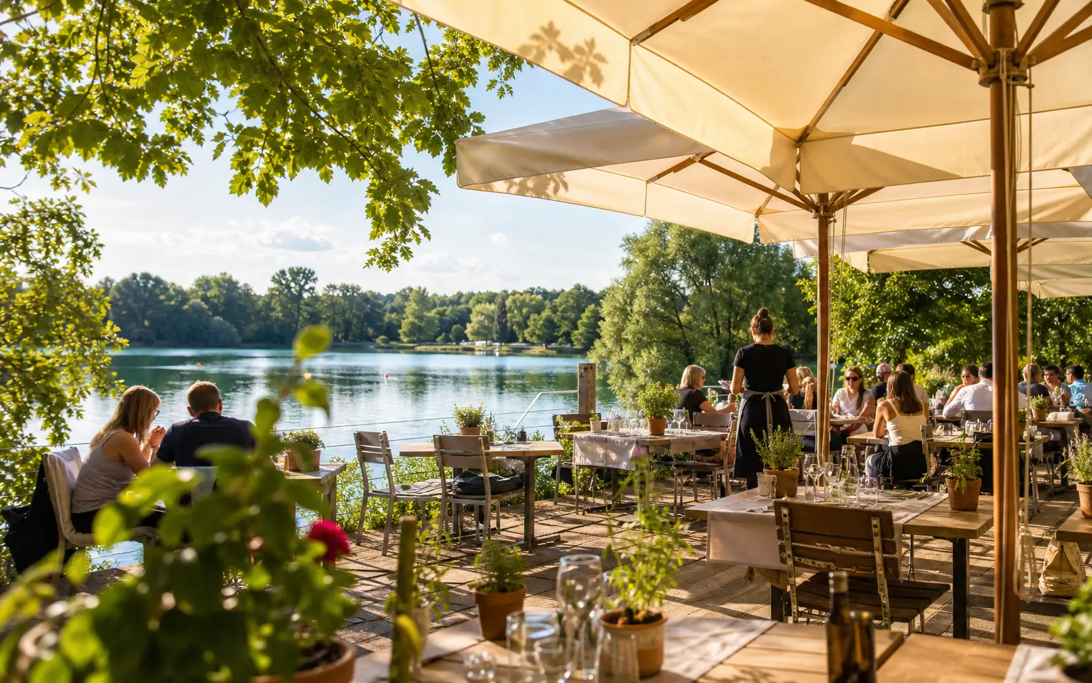 Lebendige Seehaus-Terrasse mit Blick aufs Wasser.