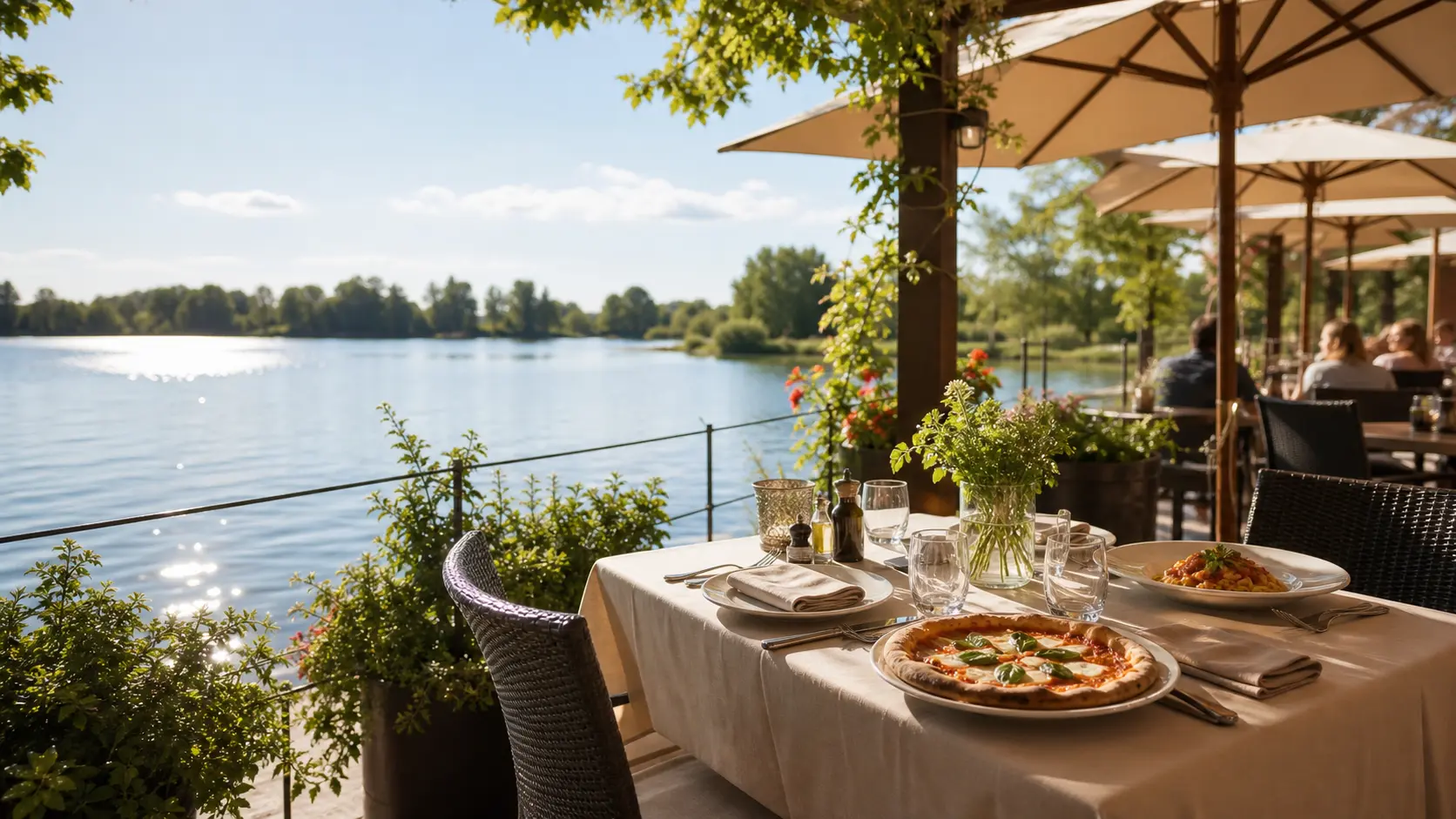 Terrasse mit Blick auf den Friedberger Baggersee.